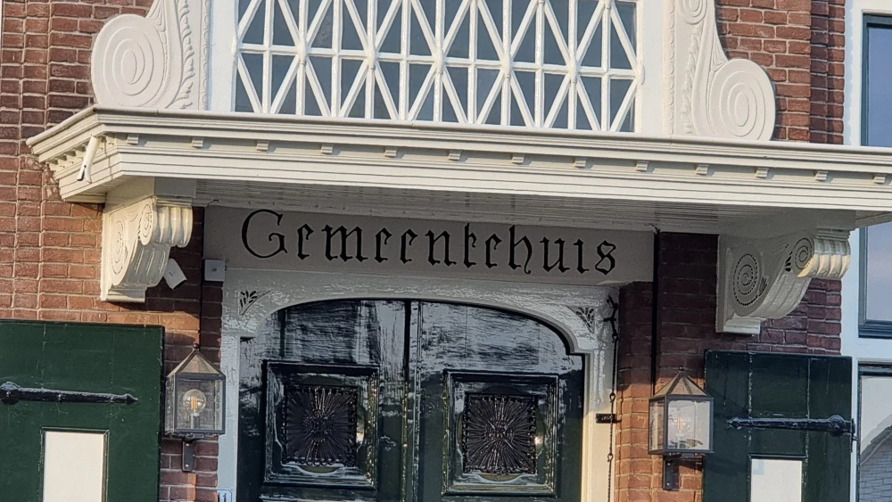 Closeup voormalig gemeentehuis Hoofdstraat 11