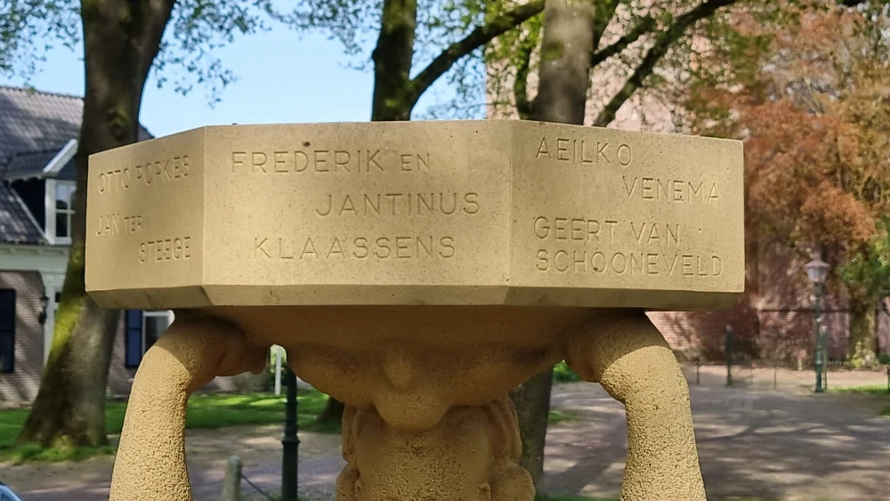 Closeup van "Monument op de Brink"