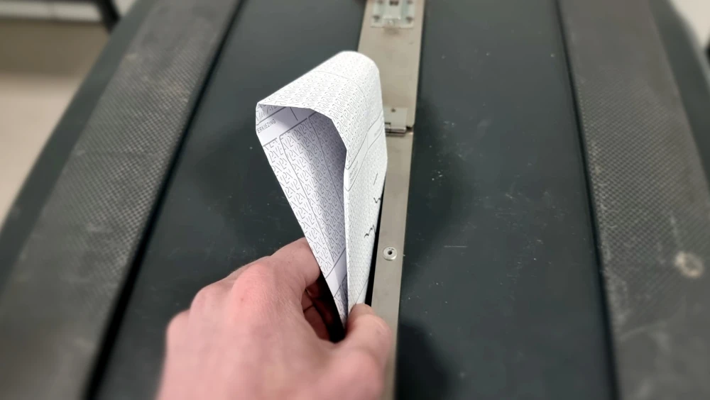 Een stembiljet wordt ingeleverd