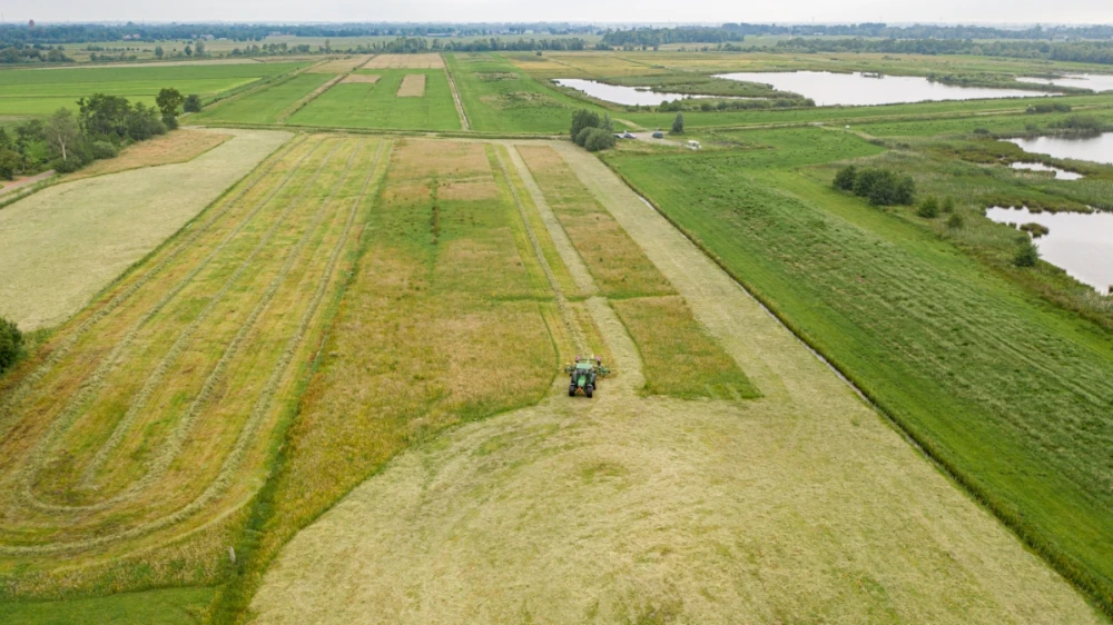 Een boer maait het gras