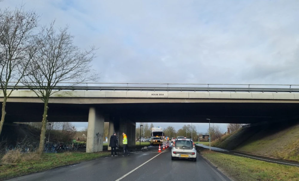 Uitgebrande vluchtauto gevonden onder viaduct Rolde